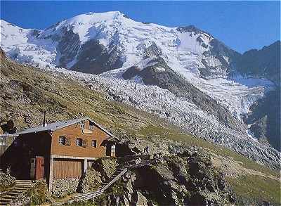 Le Refuge de Tte Rousse, au fond l'Aiguille de Bionnassay