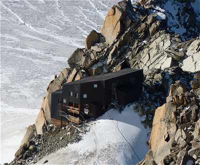 Le Refuge des Cosmiques au dessous de l'Aiguille du Midi