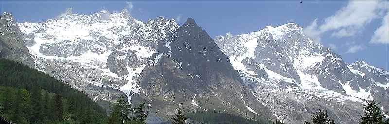 Massif du Mont Blanc: la Dent du Gant  gauche et les Grandes Jorasses  droite vues de Courmayeur