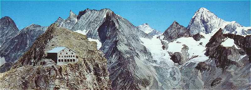De gauche  droite: la Cabane des Vignettes (3157 m), le Grand Cornier et la Dent Blanche