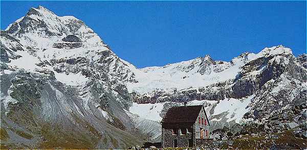 Le Grand Combin avec la Cabane du Velan et le Mont Velan