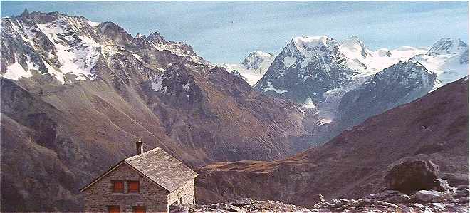 Cabane des Aiguilles Rouges (2810 m) prs d'Arolla et le Mont Collon