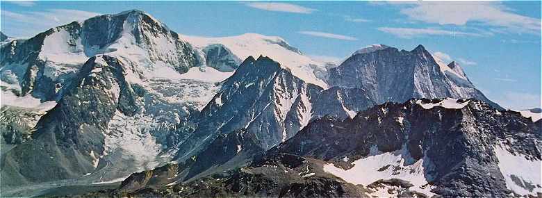 A gauche, le Pigne d'Arolla (3796 m),  droite, le Mont Blanc de Cheilon (3869 m)