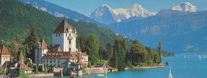 Suisse: vue du lac de Thun sur l'Eiger et la Jungfrau