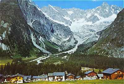 Val Ferret: La Fouly, devant le glacier de l'A neuve et les Aiguilles du Tour