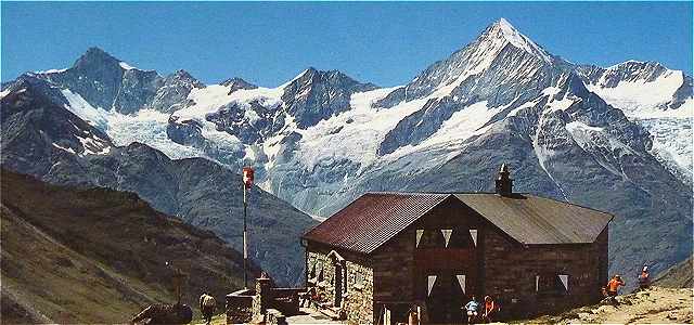 De gauche  droite: le Zinalrothorn, la Schallinhorn et le Weisshorn (4512m)