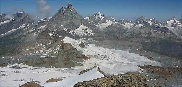 Zermatt: passage du col du Thodule vers le Valtournenche, au fond le Cervin