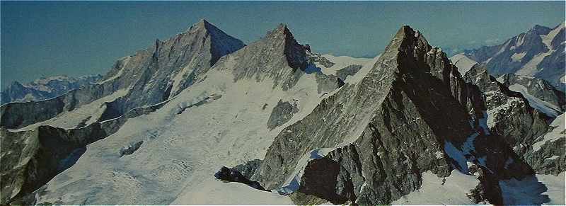 De gauche  droite: le Weisshorn (4512 m), l'Obergabelhorn (4063m), le Zinalrothorn (4223m)