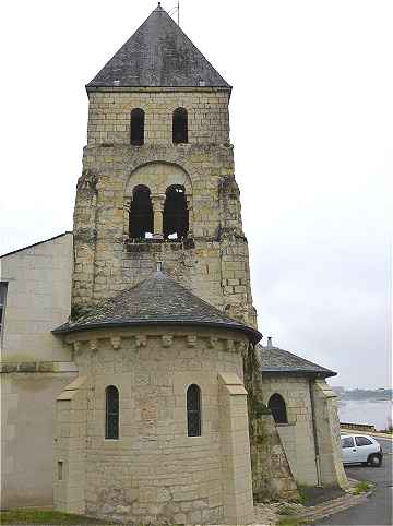 Chevet et clocher de l'glise Notre-Dame des Tuffeaux  Chenehutte les Tuffeaux