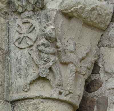 Chapiteau de la base du clocher de l'glise de Cunault: l'Annonciation