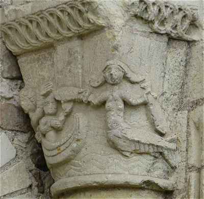 Chapiteaux de la base du clocher de l'église de Cunault
