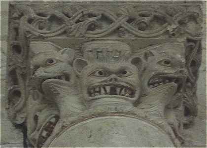 Sculpture d'un chapiteau de Notre-Dame de Cunault: Têtes monstrueuses
