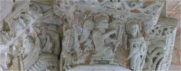 Sculpture d'un chapiteau  de Notre-Dame de Cunault: l'Annonciation