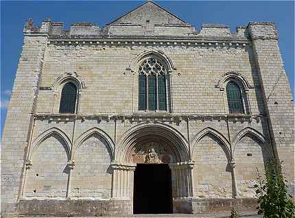 Faade de la Collgiale Notre-Dame de Cunault