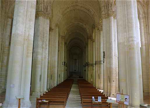 Intérieur de la nef de l'église de Cunault