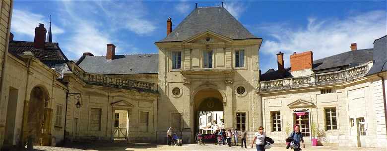 L'entre et la Cour d'Hommeur de l'Abbaye Fontevraud