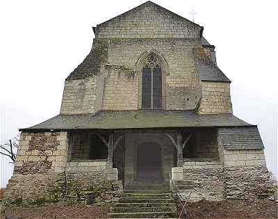 Faade de l'glise Saint Vtrin  Gennes