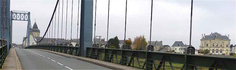 Vue sur le pont suspendu et sur la ville des Rosiers