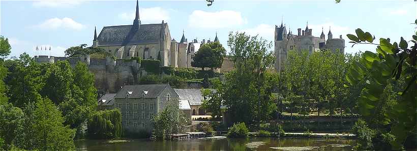 Le château de Montreuil-Bellay surplombant le Thouet