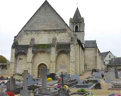 Faade de l'glise Saint Aubin de Trves