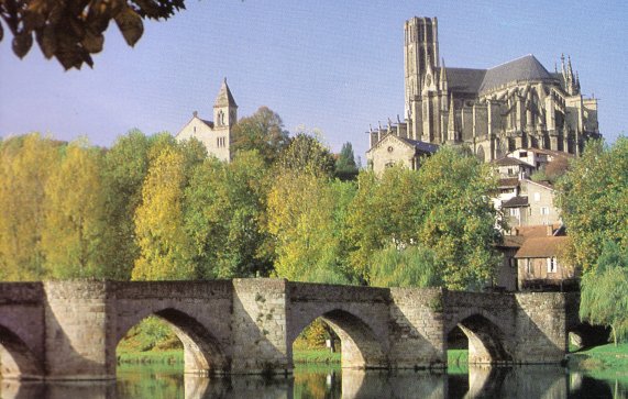 Limoges: Cathdrale Saint Etienne et Pont Saint Etienne sur la Vienne