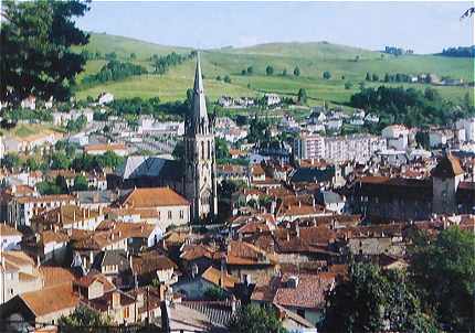 Vue sur le centre-ville d'Aurillac avec l'glise Saint Graud