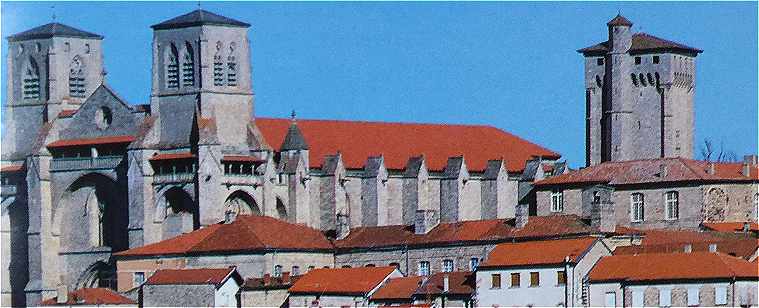 L'glise Saint Robert de La Chaise-Dieu avec  droite la Tour Clmentine