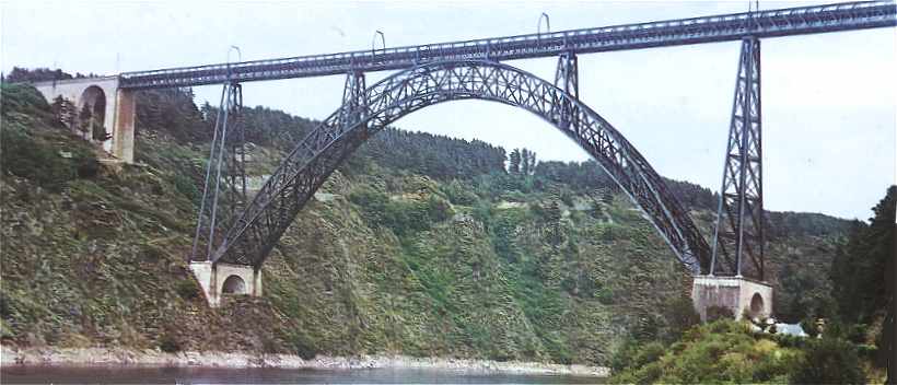 Viaduc de Garabit au-dessus de la Truyre