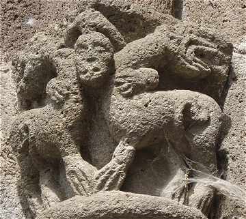 Sculpture du chevet de Notre-Dame des Miracles  Mauriac