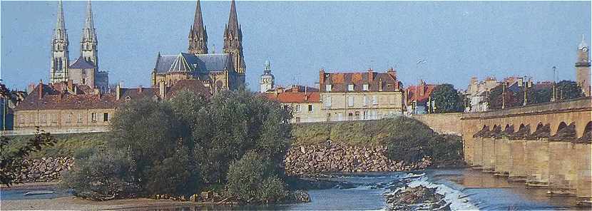 Vue panoramique sur Moulins et l'Allier