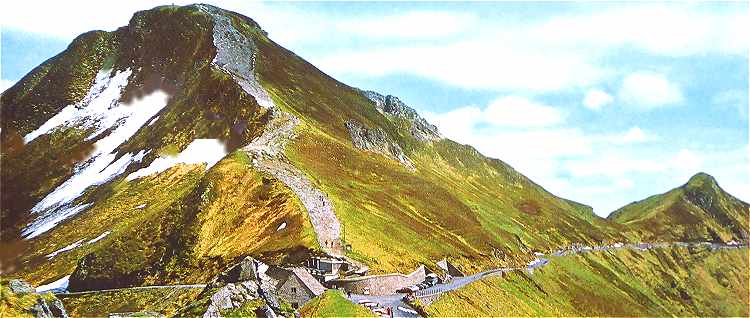 Vue sur le Puy Mary et le col du Pas de Peyrol