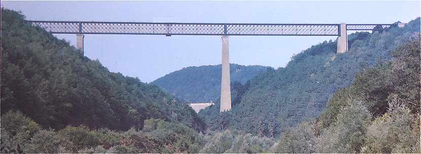 Le viaduc de Fades au-dessus de la Sioule