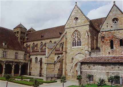 Cloitre et ct Sud de l'glise de Souvigny