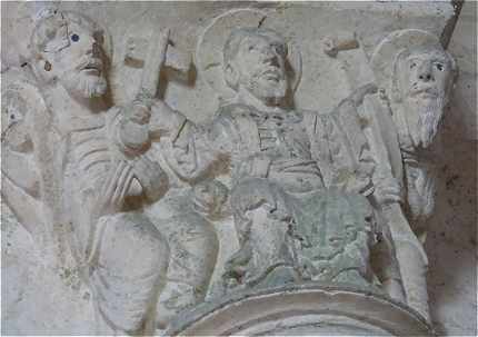 Chapiteau sculpté de la croisée du transept de l'église Saint Pierre de Bommiers