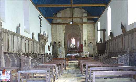 Intérieur de l'église Saint Pierre de Bommiers avec les stalles