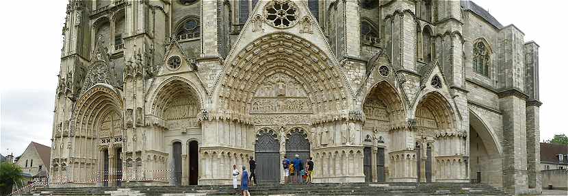 Bas de la faade de la Cathdrale Saint Etienne de Bourges