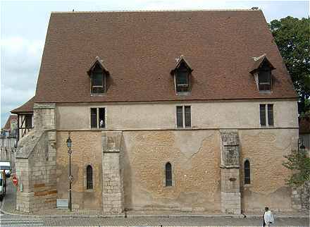 La Grange aux Dmes prs de la cathdrale Saint Etienne de Bourges