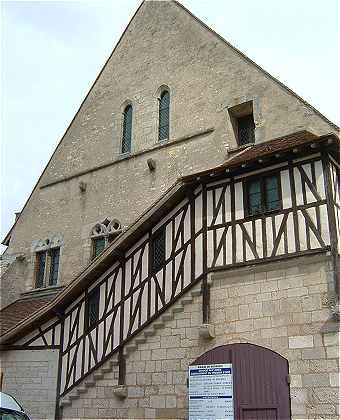 La Grange aux Dmes prs de la cathdrale Saint Etienne de Bourges