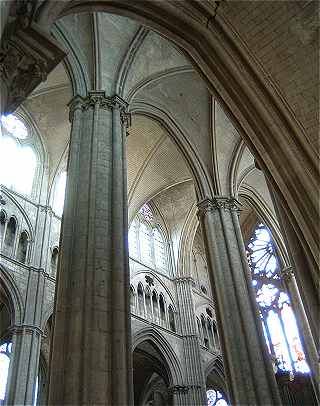 Intrieur de la cathdrale Saint Etienne de Bourges: piliers, arcades et triforium
