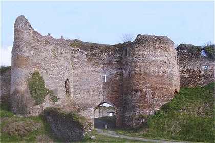 Chatelet du chteau-fort de Cluis