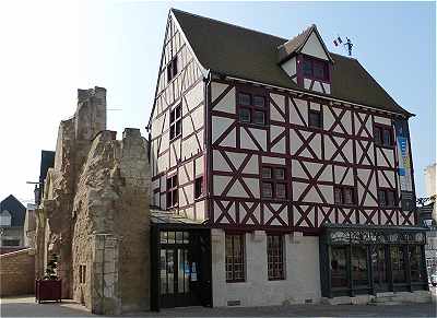 Maison ancienne (Office du Tourisme) et reste de l'glise Romane de Saint Cyr  Issoudun