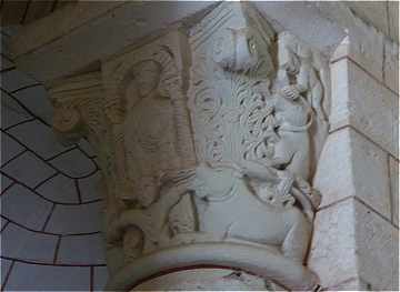 Chapiteau sculpté de l'église abbatiale Saint Pierre à Méobecq