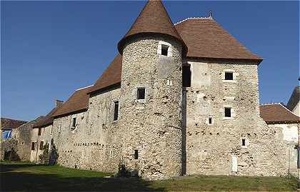 Les fortifications de l'église abbatiale Saint Pierre à Méobecq