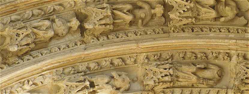 Statuettes sur les voussure du portail de l'glise Sainte Marie-Madeleine de Mzires