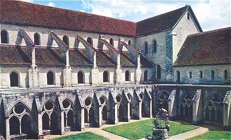 L'Abbaye de Noirlac avec le cloitre du XVme sicle