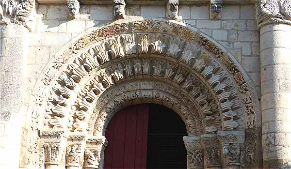 Portail sculpt de l'glise de Paulnay