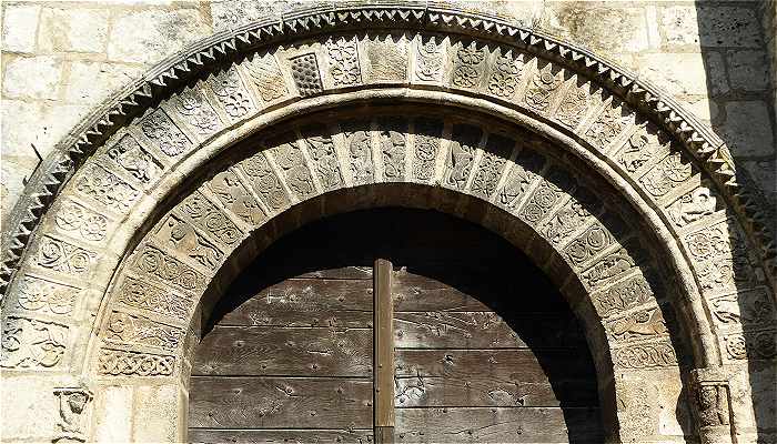 Portail de la façade occidentale de l'église Saint Marcel