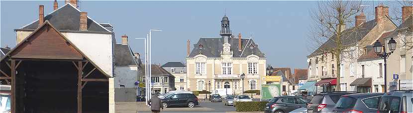 Centre de Vatan avec l'Htel de Ville et  gauche la Halle au bl