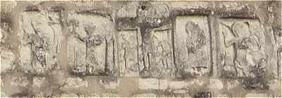 Sculptures sur le pignon de la façade de l'église de Veuil