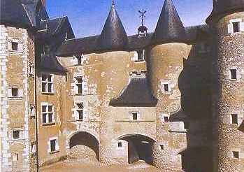 Chateau de Fougres sur Bievre: vue intrieure